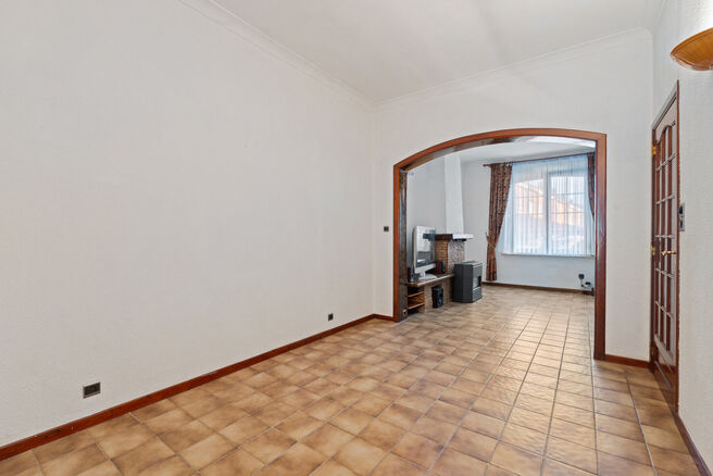 Cette maison avec trois grandes chambres et jardin est idéalement située près du centre de Vilvorde, avec de nombreux services à proximité.

AGENCEMENT:
Au rez-de-chaussée, nous accédons à la maison par un hall d’entrée avec un escalier menant 