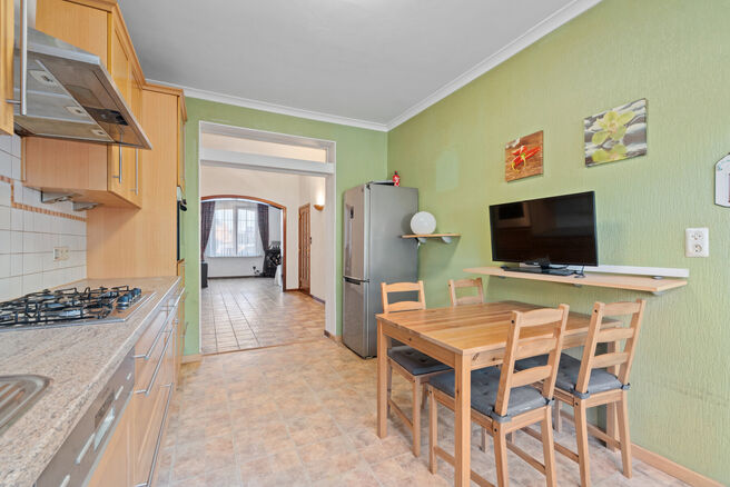 Cette maison avec trois grandes chambres et jardin est idéalement située près du centre de Vilvorde, avec de nombreux services à proximité.

AGENCEMENT:
Au rez-de-chaussée, nous accédons à la maison par un hall d’entrée avec un escalier menant 