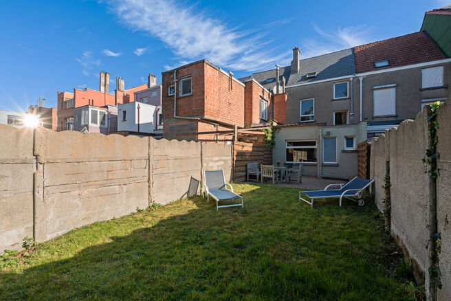 Cette maison avec trois grandes chambres et jardin est idéalement située près du centre de Vilvorde, avec de nombreux services à proximité.

AGENCEMENT:
Au rez-de-chaussée, nous accédons à la maison par un hall d’entrée avec un escalier menant 