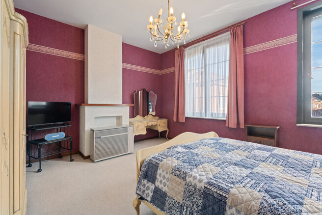 Cette maison avec trois grandes chambres et jardin est idéalement située près du centre de Vilvorde, avec de nombreux services à proximité.

AGENCEMENT:
Au rez-de-chaussée, nous accédons à la maison par un hall d’entrée avec un escalier menant 