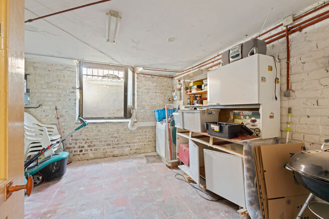 Cette maison avec trois grandes chambres et jardin est idéalement située près du centre de Vilvorde, avec de nombreux services à proximité.

AGENCEMENT:
Au rez-de-chaussée, nous accédons à la maison par un hall d’entrée avec un escalier menant 