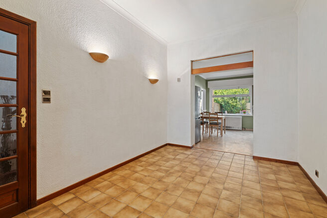 Cette maison avec trois grandes chambres et jardin est id&eacute;alement situ&eacute;e pr&egrave;s du centre de Vilvorde, avec de nombreux services &agrave; proximit&eacute;.

AGENCEMENT:
Au rez-de-chauss&eacute;e, nous acc&eacute;dons &agrave; la maison par un hall d&rsquo;entr&eacute;e avec un escalier menant 