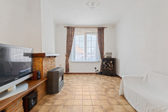 Cette maison avec trois grandes chambres et jardin est id&eacute;alement situ&eacute;e pr&egrave;s du centre de Vilvorde, avec de nombreux services &agrave; proximit&eacute;.

AGENCEMENT:
Au rez-de-chauss&eacute;e, nous acc&eacute;dons &agrave; la maison par un hall d&rsquo;entr&eacute;e avec un escalier menant 