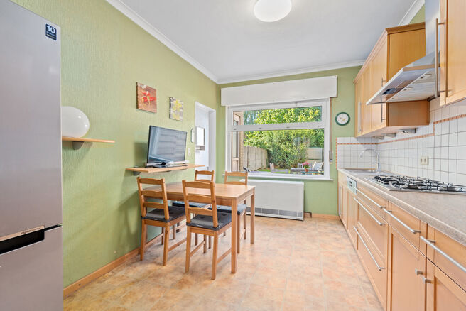 Cette maison avec trois grandes chambres et jardin est id&eacute;alement situ&eacute;e pr&egrave;s du centre de Vilvorde, avec de nombreux services &agrave; proximit&eacute;.

AGENCEMENT:
Au rez-de-chauss&eacute;e, nous acc&eacute;dons &agrave; la maison par un hall d&rsquo;entr&eacute;e avec un escalier menant 