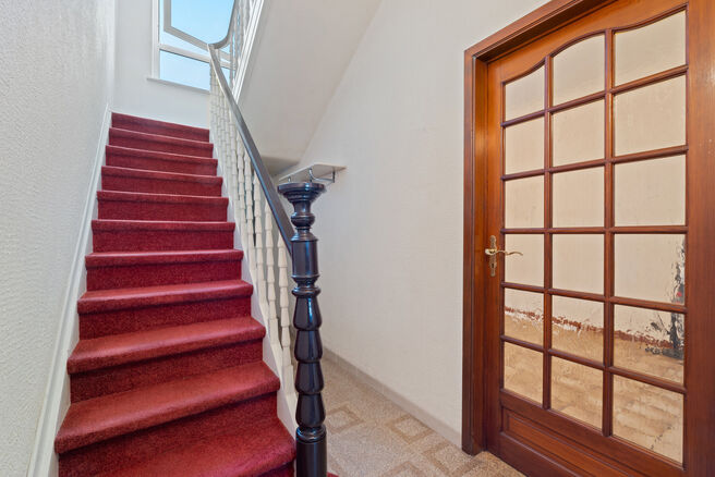 Cette maison avec trois grandes chambres et jardin est id&eacute;alement situ&eacute;e pr&egrave;s du centre de Vilvorde, avec de nombreux services &agrave; proximit&eacute;.

AGENCEMENT:
Au rez-de-chauss&eacute;e, nous acc&eacute;dons &agrave; la maison par un hall d&rsquo;entr&eacute;e avec un escalier menant 