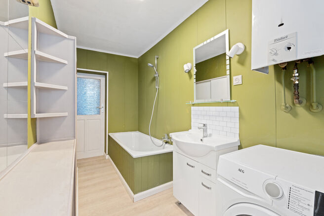 Cette maison avec trois grandes chambres et jardin est id&eacute;alement situ&eacute;e pr&egrave;s du centre de Vilvorde, avec de nombreux services &agrave; proximit&eacute;.

AGENCEMENT:
Au rez-de-chauss&eacute;e, nous acc&eacute;dons &agrave; la maison par un hall d&rsquo;entr&eacute;e avec un escalier menant 