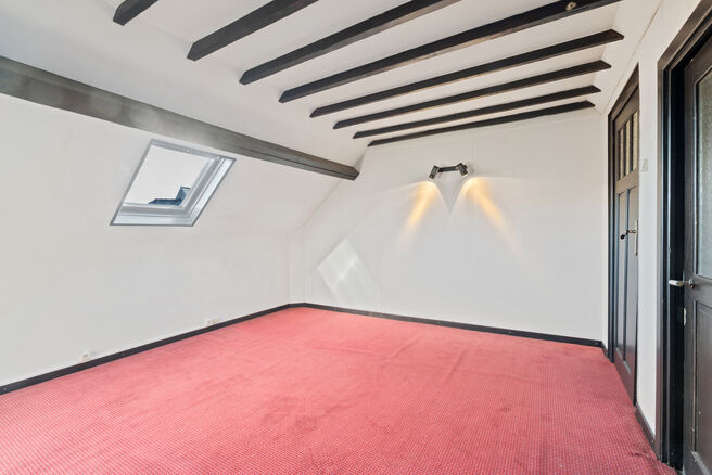 Cette maison avec trois grandes chambres et jardin est id&eacute;alement situ&eacute;e pr&egrave;s du centre de Vilvorde, avec de nombreux services &agrave; proximit&eacute;.

AGENCEMENT:
Au rez-de-chauss&eacute;e, nous acc&eacute;dons &agrave; la maison par un hall d&rsquo;entr&eacute;e avec un escalier menant 