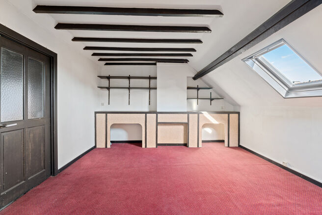 Cette maison avec trois grandes chambres et jardin est id&eacute;alement situ&eacute;e pr&egrave;s du centre de Vilvorde, avec de nombreux services &agrave; proximit&eacute;.

AGENCEMENT:
Au rez-de-chauss&eacute;e, nous acc&eacute;dons &agrave; la maison par un hall d&rsquo;entr&eacute;e avec un escalier menant 