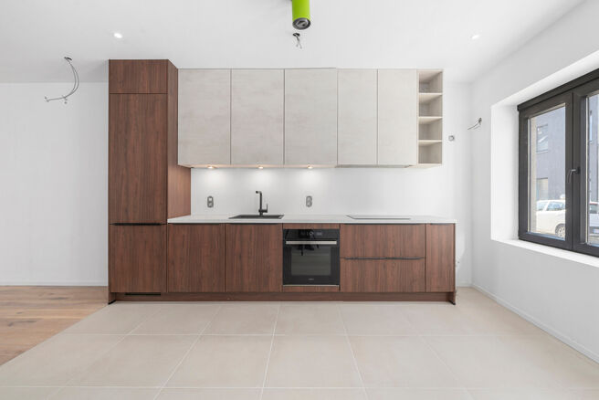 Cette maison avec 2 grandes chambres et une terrasse a &eacute;t&eacute; enti&egrave;rement r&eacute;nov&eacute;e avec des mat&eacute;riaux de haute qualit&eacute;.
Elle est situ&eacute;e dans un quartier r&eacute;sidentiel &agrave; Peutie (Vilvorde).

La composition est la suivante : Au rez-de-chauss&eacute;e se trouve
