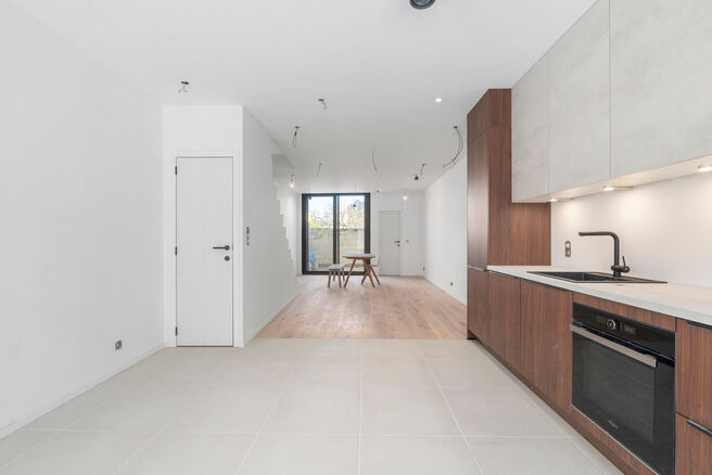 Cette maison avec 2 grandes chambres et une terrasse a &eacute;t&eacute; enti&egrave;rement r&eacute;nov&eacute;e avec des mat&eacute;riaux de haute qualit&eacute;.
Elle est situ&eacute;e dans un quartier r&eacute;sidentiel &agrave; Peutie (Vilvorde).

La composition est la suivante : Au rez-de-chauss&eacute;e se trouve