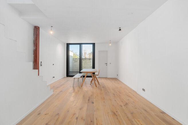 Cette maison avec 2 grandes chambres et une terrasse a &eacute;t&eacute; enti&egrave;rement r&eacute;nov&eacute;e avec des mat&eacute;riaux de haute qualit&eacute;.
Elle est situ&eacute;e dans un quartier r&eacute;sidentiel &agrave; Peutie (Vilvorde).

La composition est la suivante : Au rez-de-chauss&eacute;e se trouve