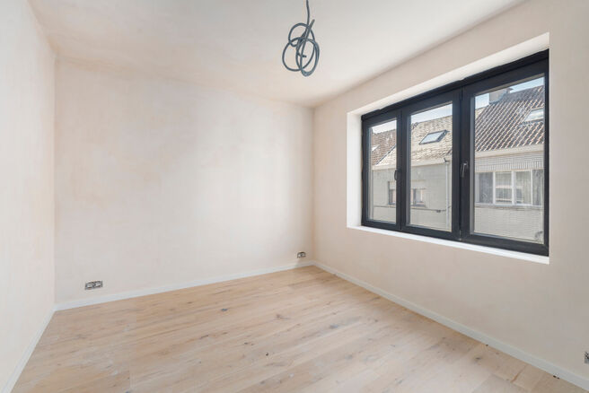 Cette maison avec 2 grandes chambres et une terrasse a &eacute;t&eacute; enti&egrave;rement r&eacute;nov&eacute;e avec des mat&eacute;riaux de haute qualit&eacute;.
Elle est situ&eacute;e dans un quartier r&eacute;sidentiel &agrave; Peutie (Vilvorde).

La composition est la suivante : Au rez-de-chauss&eacute;e se trouve