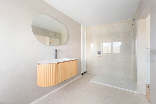 Cette maison avec 2 grandes chambres et une terrasse a &eacute;t&eacute; enti&egrave;rement r&eacute;nov&eacute;e avec des mat&eacute;riaux de haute qualit&eacute;.
Elle est situ&eacute;e dans un quartier r&eacute;sidentiel &agrave; Peutie (Vilvorde).

La composition est la suivante : Au rez-de-chauss&eacute;e se trouve
