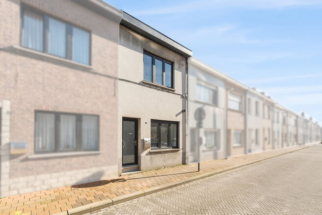 Cette maison avec 2 grandes chambres et une terrasse a &eacute;t&eacute; enti&egrave;rement r&eacute;nov&eacute;e avec des mat&eacute;riaux de haute qualit&eacute;.
Elle est situ&eacute;e dans un quartier r&eacute;sidentiel &agrave; Peutie (Vilvorde).

La composition est la suivante : Au rez-de-chauss&eacute;e se trouve