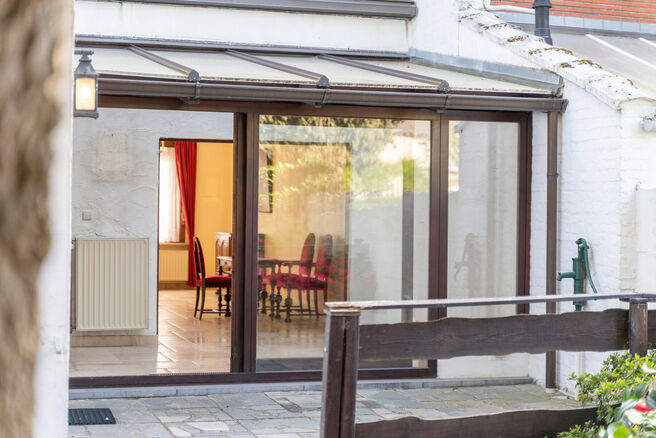 Maison familiale pr&ecirc;te &agrave; emm&eacute;nager avec 3 chambres, id&eacute;alement situ&eacute;e dans le cadre rural de Koningslo, alliant un environnement calme et r&eacute;sidentiel &agrave; une excellente accessibilit&eacute; vers la Flandre et la R&eacute;gion de Bruxelles-Capitale.

Implant&eacute;e s
