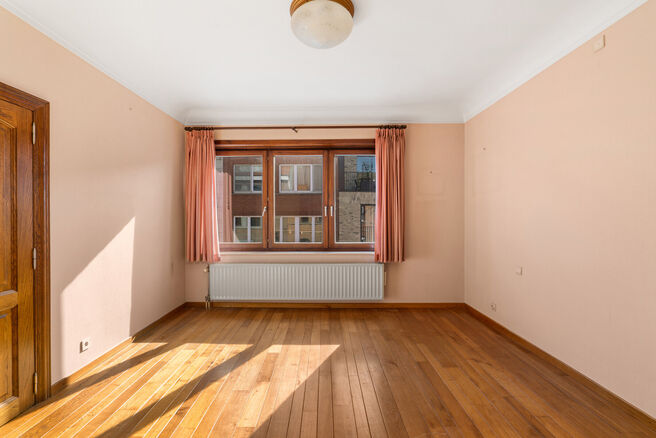 Maison familiale pr&ecirc;te &agrave; emm&eacute;nager avec 3 chambres, id&eacute;alement situ&eacute;e dans le cadre rural de Koningslo, alliant un environnement calme et r&eacute;sidentiel &agrave; une excellente accessibilit&eacute; vers la Flandre et la R&eacute;gion de Bruxelles-Capitale.

Implant&eacute;e s