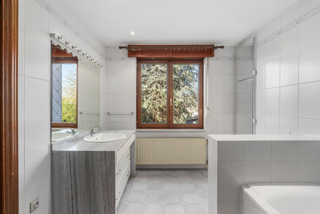 Maison familiale pr&ecirc;te &agrave; emm&eacute;nager avec 3 chambres, id&eacute;alement situ&eacute;e dans le cadre rural de Koningslo, alliant un environnement calme et r&eacute;sidentiel &agrave; une excellente accessibilit&eacute; vers la Flandre et la R&eacute;gion de Bruxelles-Capitale.

Implant&eacute;e s