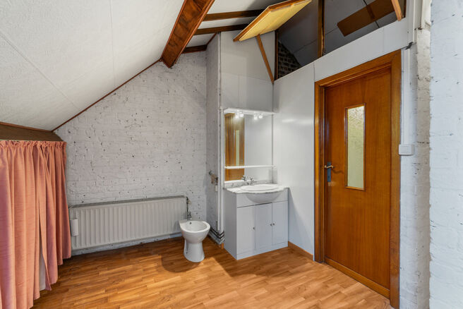 Maison familiale pr&ecirc;te &agrave; emm&eacute;nager avec 3 chambres, id&eacute;alement situ&eacute;e dans le cadre rural de Koningslo, alliant un environnement calme et r&eacute;sidentiel &agrave; une excellente accessibilit&eacute; vers la Flandre et la R&eacute;gion de Bruxelles-Capitale.

Implant&eacute;e s