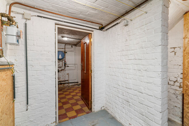 Maison familiale pr&ecirc;te &agrave; emm&eacute;nager avec 3 chambres, id&eacute;alement situ&eacute;e dans le cadre rural de Koningslo, alliant un environnement calme et r&eacute;sidentiel &agrave; une excellente accessibilit&eacute; vers la Flandre et la R&eacute;gion de Bruxelles-Capitale.

Implant&eacute;e s