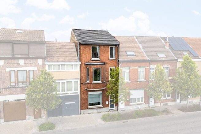Cette maison pr&ecirc;te &agrave; emm&eacute;nager, offrant pas moins de 5 chambres, b&eacute;n&eacute;ficie d&rsquo;une excellente situation dans une rue &agrave; sens unique au calme, &agrave; proximit&eacute; imm&eacute;diate de nombreuses commodit&eacute;s.

Implant&eacute;e sur un terrain de 4a 76ca, elle dispose d&rsquo;