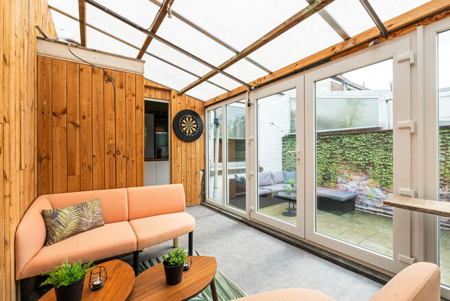 Cette maison pr&ecirc;te &agrave; emm&eacute;nager, offrant pas moins de 5 chambres, b&eacute;n&eacute;ficie d&rsquo;une excellente situation dans une rue &agrave; sens unique au calme, &agrave; proximit&eacute; imm&eacute;diate de nombreuses commodit&eacute;s.

Implant&eacute;e sur un terrain de 4a 76ca, elle dispose d&rsquo;