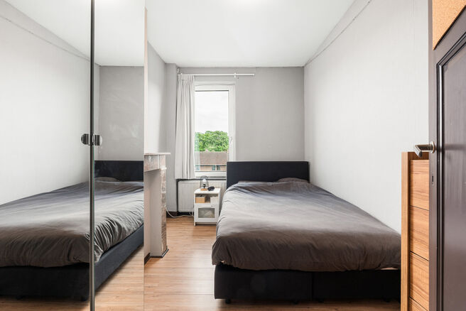 Cette maison pr&ecirc;te &agrave; emm&eacute;nager, offrant pas moins de 5 chambres, b&eacute;n&eacute;ficie d&rsquo;une excellente situation dans une rue &agrave; sens unique au calme, &agrave; proximit&eacute; imm&eacute;diate de nombreuses commodit&eacute;s.

Implant&eacute;e sur un terrain de 4a 76ca, elle dispose d&rsquo;