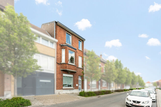 Cette maison pr&ecirc;te &agrave; emm&eacute;nager, offrant pas moins de 5 chambres, b&eacute;n&eacute;ficie d&rsquo;une excellente situation dans une rue &agrave; sens unique au calme, &agrave; proximit&eacute; imm&eacute;diate de nombreuses commodit&eacute;s.

Implant&eacute;e sur un terrain de 4a 76ca, elle dispose d&rsquo;