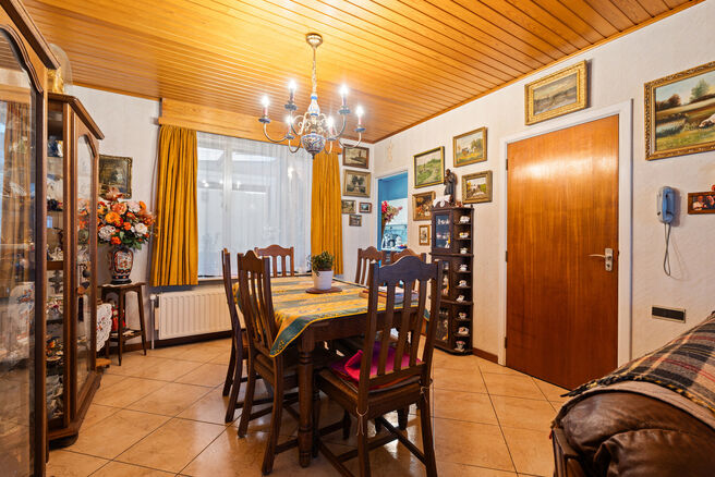 Cette solide maison de trois chambres b&eacute;n&eacute;ficie d&rsquo;un excellent emplacement &agrave; proximit&eacute; des transports en commun et de nombreuses commodit&eacute;s. Un atout majeur est son accessibilit&eacute; ais&eacute;e vers Bruxelles et le Ring de Bruxelles (R0). La maison dispos