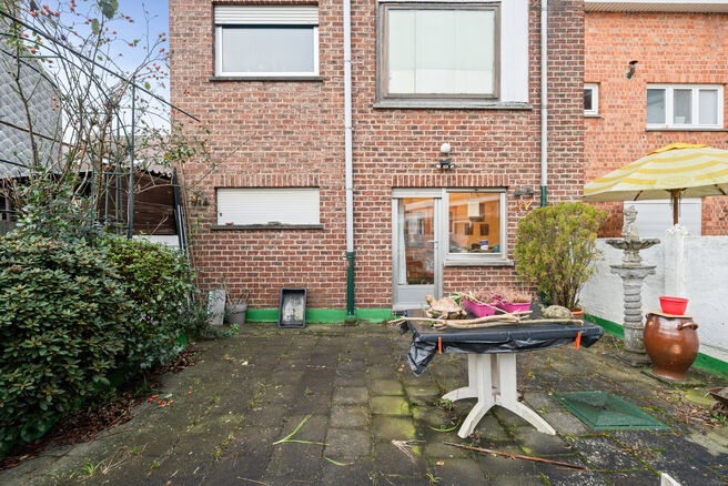 Cette solide maison de trois chambres b&eacute;n&eacute;ficie d&rsquo;un excellent emplacement &agrave; proximit&eacute; des transports en commun et de nombreuses commodit&eacute;s. Un atout majeur est son accessibilit&eacute; ais&eacute;e vers Bruxelles et le Ring de Bruxelles (R0). La maison dispos