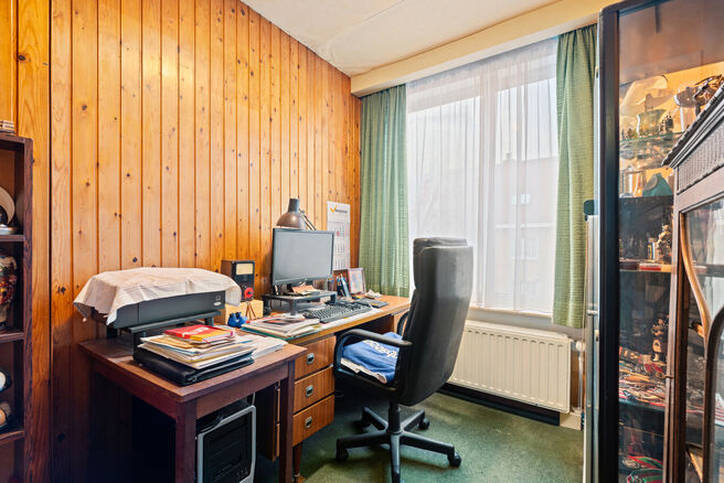 Cette solide maison de trois chambres b&eacute;n&eacute;ficie d&rsquo;un excellent emplacement &agrave; proximit&eacute; des transports en commun et de nombreuses commodit&eacute;s. Un atout majeur est son accessibilit&eacute; ais&eacute;e vers Bruxelles et le Ring de Bruxelles (R0). La maison dispos