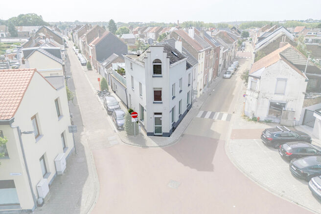 Cette spacieuse maison id&eacute;alement situ&eacute;e au c&oelig;ur de Zaventem offre 3 chambres &agrave; coucher de taille confortable, 
avec la possibilit&eacute; d&rsquo;en am&eacute;nager une 4ᵉ, 2 espaces de vie, 2 salles de bains ainsi qu&rsquo;un espace polyvalent au rez-de-chauss&eacute;e.
Un