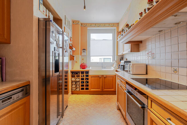 Cette spacieuse maison id&eacute;alement situ&eacute;e au c&oelig;ur de Zaventem offre 3 chambres &agrave; coucher de taille confortable, 
avec la possibilit&eacute; d&rsquo;en am&eacute;nager une 4ᵉ, 2 espaces de vie, 2 salles de bains ainsi qu&rsquo;un espace polyvalent au rez-de-chauss&eacute;e.
Un