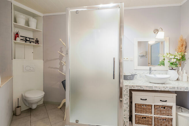 Cette spacieuse maison id&eacute;alement situ&eacute;e au c&oelig;ur de Zaventem offre 3 chambres &agrave; coucher de taille confortable, 
avec la possibilit&eacute; d&rsquo;en am&eacute;nager une 4ᵉ, 2 espaces de vie, 2 salles de bains ainsi qu&rsquo;un espace polyvalent au rez-de-chauss&eacute;e.
Un