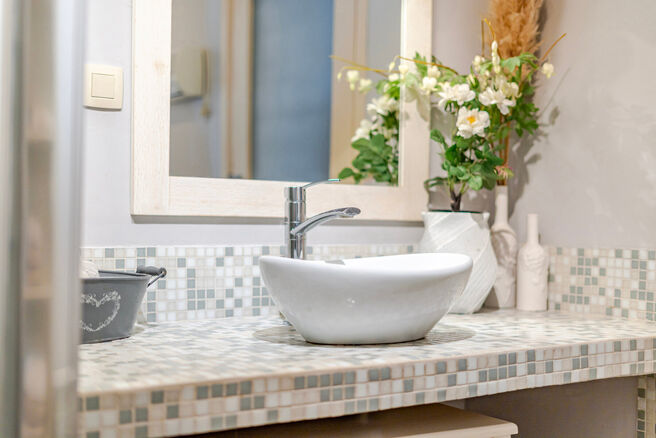 Cette spacieuse maison id&eacute;alement situ&eacute;e au c&oelig;ur de Zaventem offre 3 chambres &agrave; coucher de taille confortable, 
avec la possibilit&eacute; d&rsquo;en am&eacute;nager une 4ᵉ, 2 espaces de vie, 2 salles de bains ainsi qu&rsquo;un espace polyvalent au rez-de-chauss&eacute;e.
Un