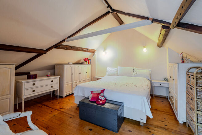 Cette spacieuse maison id&eacute;alement situ&eacute;e au c&oelig;ur de Zaventem offre 3 chambres &agrave; coucher de taille confortable, 
avec la possibilit&eacute; d&rsquo;en am&eacute;nager une 4ᵉ, 2 espaces de vie, 2 salles de bains ainsi qu&rsquo;un espace polyvalent au rez-de-chauss&eacute;e.
Un