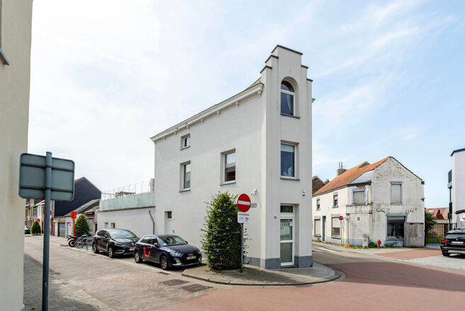 Cette spacieuse maison id&eacute;alement situ&eacute;e au c&oelig;ur de Zaventem offre 3 chambres &agrave; coucher de taille confortable, 
avec la possibilit&eacute; d&rsquo;en am&eacute;nager une 4ᵉ, 2 espaces de vie, 2 salles de bains ainsi qu&rsquo;un espace polyvalent au rez-de-chauss&eacute;e.
Un