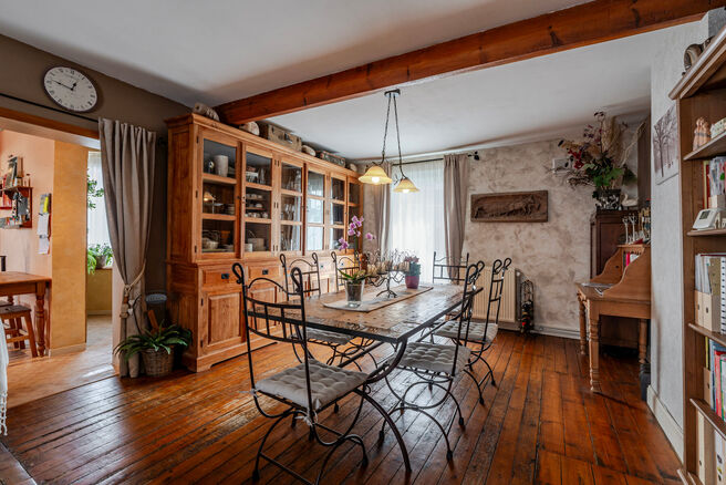 Cette spacieuse maison id&eacute;alement situ&eacute;e au c&oelig;ur de Zaventem offre 3 chambres &agrave; coucher de taille confortable, 
avec la possibilit&eacute; d&rsquo;en am&eacute;nager une 4ᵉ, 2 espaces de vie, 2 salles de bains ainsi qu&rsquo;un espace polyvalent au rez-de-chauss&eacute;e.
Un