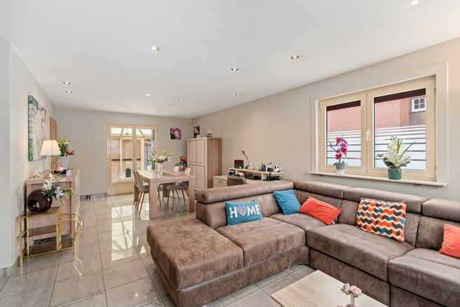 Cette spacieuse maison familiale avec 3 chambres, 2 salles de bains et plusieurs espaces de vie est id&eacute;alement situ&eacute;e dans un environnement rural, au sein d&rsquo;un quartier r&eacute;sidentiel calme &agrave; la fronti&egrave;re de Grimbergen.
Elle offre une combinaison parf