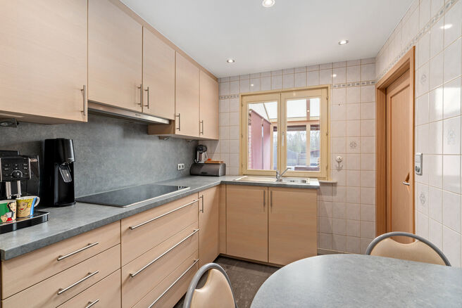 Cette spacieuse maison familiale avec 3 chambres, 2 salles de bains et plusieurs espaces de vie est id&eacute;alement situ&eacute;e dans un environnement rural, au sein d&rsquo;un quartier r&eacute;sidentiel calme &agrave; la fronti&egrave;re de Grimbergen.
Elle offre une combinaison parf