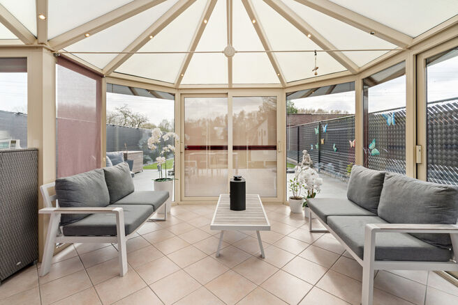 Cette spacieuse maison familiale avec 3 chambres, 2 salles de bains et plusieurs espaces de vie est id&eacute;alement situ&eacute;e dans un environnement rural, au sein d&rsquo;un quartier r&eacute;sidentiel calme &agrave; la fronti&egrave;re de Grimbergen.
Elle offre une combinaison parf