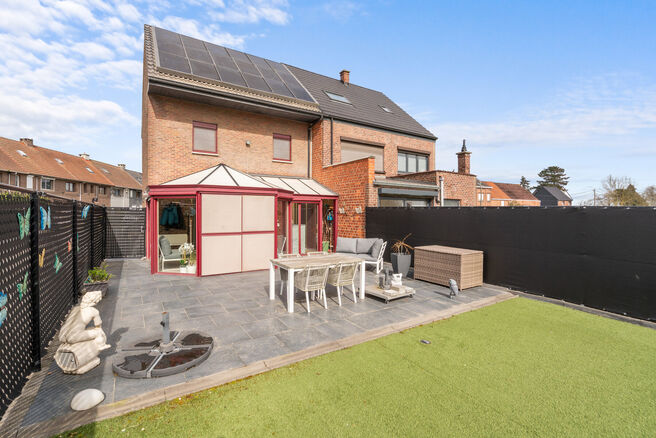 Cette spacieuse maison familiale avec 3 chambres, 2 salles de bains et plusieurs espaces de vie est id&eacute;alement situ&eacute;e dans un environnement rural, au sein d&rsquo;un quartier r&eacute;sidentiel calme &agrave; la fronti&egrave;re de Grimbergen.
Elle offre une combinaison parf