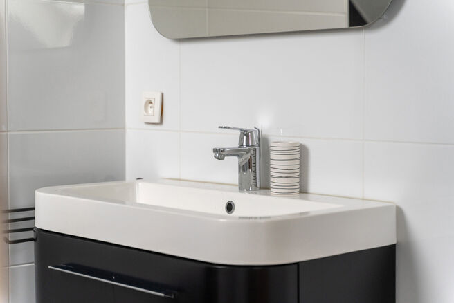 Cette spacieuse maison familiale avec 3 chambres, 2 salles de bains et plusieurs espaces de vie est id&eacute;alement situ&eacute;e dans un environnement rural, au sein d&rsquo;un quartier r&eacute;sidentiel calme &agrave; la fronti&egrave;re de Grimbergen.
Elle offre une combinaison parf