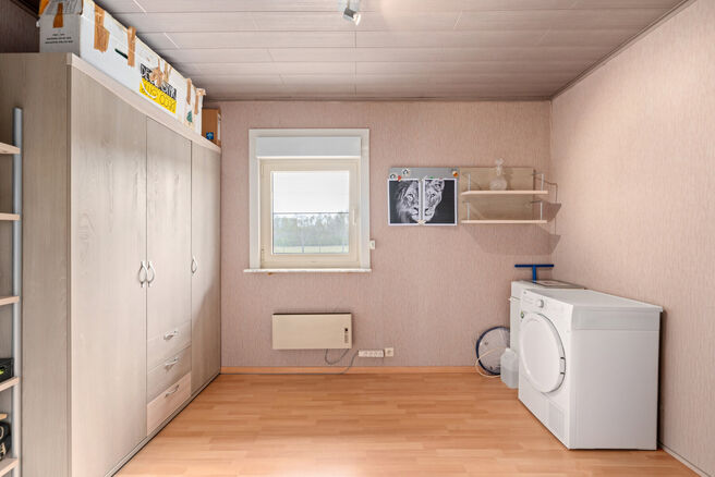 Cette spacieuse maison familiale avec 3 chambres, 2 salles de bains et plusieurs espaces de vie est id&eacute;alement situ&eacute;e dans un environnement rural, au sein d&rsquo;un quartier r&eacute;sidentiel calme &agrave; la fronti&egrave;re de Grimbergen.
Elle offre une combinaison parf