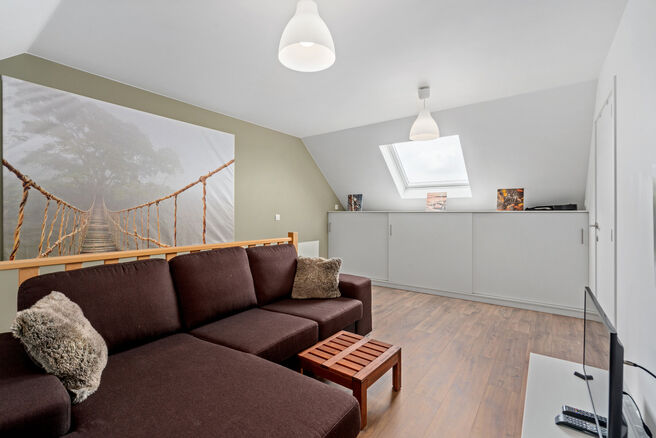 Cette spacieuse maison familiale avec 3 chambres, 2 salles de bains et plusieurs espaces de vie est id&eacute;alement situ&eacute;e dans un environnement rural, au sein d&rsquo;un quartier r&eacute;sidentiel calme &agrave; la fronti&egrave;re de Grimbergen.
Elle offre une combinaison parf