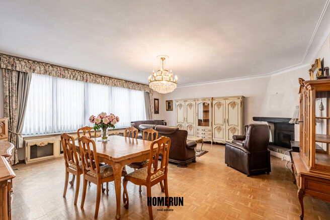 Cet appartement situ&eacute; au rez-de-chauss&eacute;e comprend 3 chambres, une v&eacute;randa, une cave privative ainsi qu'un emplacement de parking.

DISPOSITION:
Le hall d'entr&eacute;e central dessert l'ensemble des pi&egrave;ces de l'appartement.
Le parquet, parfaitement entreten