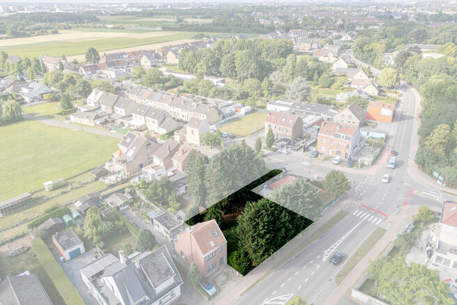 Beau terrain large de 5 ares 51 centiares destin&eacute; &agrave; la construction d&rsquo;un immeuble &agrave; appartements, comprenant au maximum deux niveaux sous la corniche, avec toiture en pente.