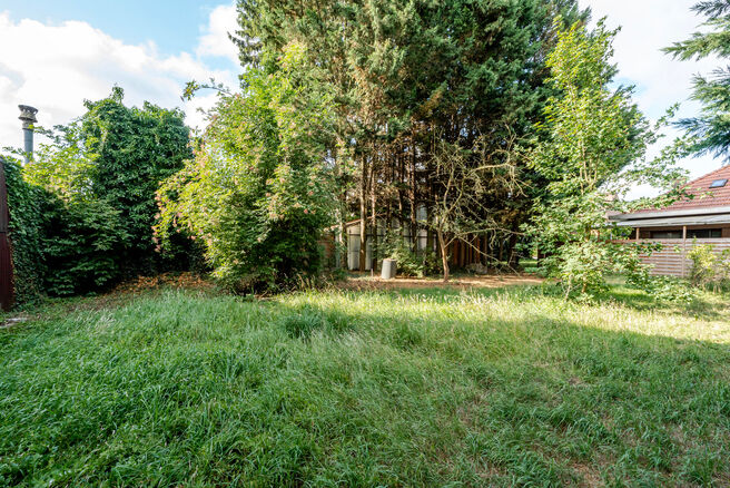 Beau terrain large de 5 ares 51 centiares destin&eacute; &agrave; la construction d&rsquo;un immeuble &agrave; appartements, comprenant au maximum deux niveaux sous la corniche, avec toiture en pente.