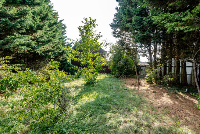 Beau terrain large de 5 ares 51 centiares destin&eacute; &agrave; la construction d&rsquo;un immeuble &agrave; appartements, comprenant au maximum deux niveaux sous la corniche, avec toiture en pente.