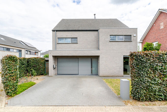 Cette magnifique maison familiale moderne avec 4 chambres, 2 salles de bains, garage, double emplacement de parking et jardin bénéficie d’une excellente situation dans un quartier résidentiel calme, rural et à faible circulation.
La maison combine u