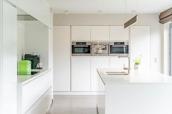 Cette magnifique maison familiale moderne avec 4 chambres, 2 salles de bains, garage, double emplacement de parking et jardin bénéficie d’une excellente situation dans un quartier résidentiel calme, rural et à faible circulation.
La maison combine u